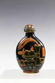 Chinese Black Glass with Green-brown Overlay of Antiques Decoration Snuff Bottle