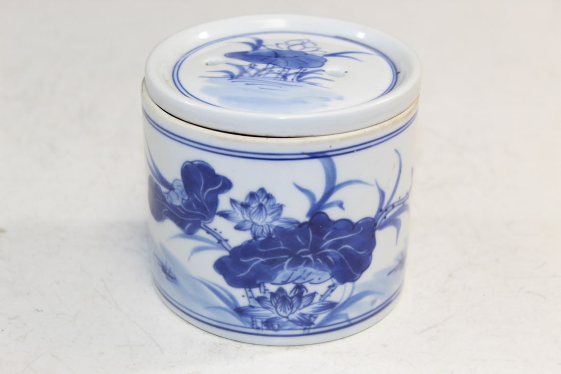 Chinese Blue and White Porcelain Cricket Box (1 of 7)