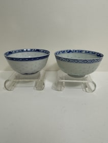 Lot of two Chinese blue and white porcelain bowls