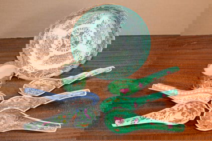 Chinese Famille Rose Porcelain Spoons and a Dish