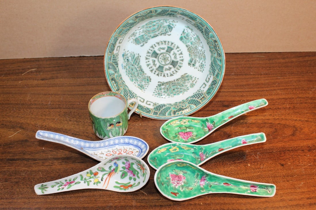 Chinese Famille Rose Porcelain Spoons and a Dish: Chinese Famille Rose Porcelain Spoons and a Dish. Dish Diam 15 cm, As Is. Spoon L 14.5 cm,