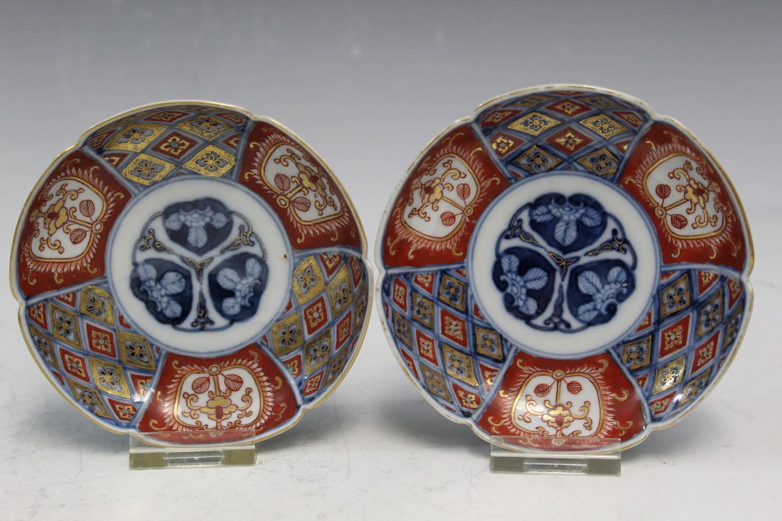Pair of Chinese Imari Porcelain Dishes: Pair of Chinese Imari Porcelain Dishes. Diam 12 cm.