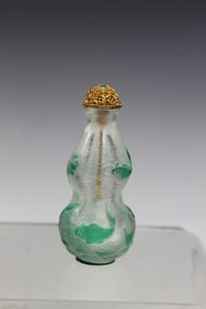 Chinese Green Overlay Glass Snuff Bottle