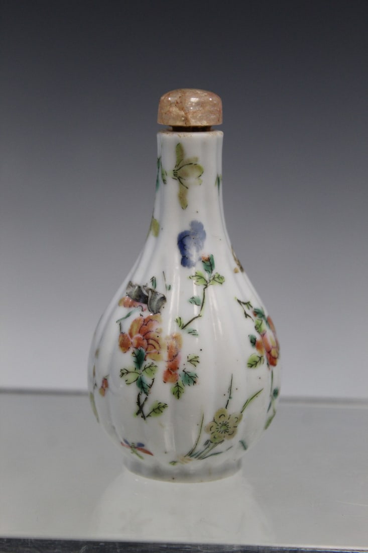 Chinese Famille Rose Porcelain Snuff Bottle: Chinese Famille Rose Porcelain Snuff Bottle. H 8.5 cm.