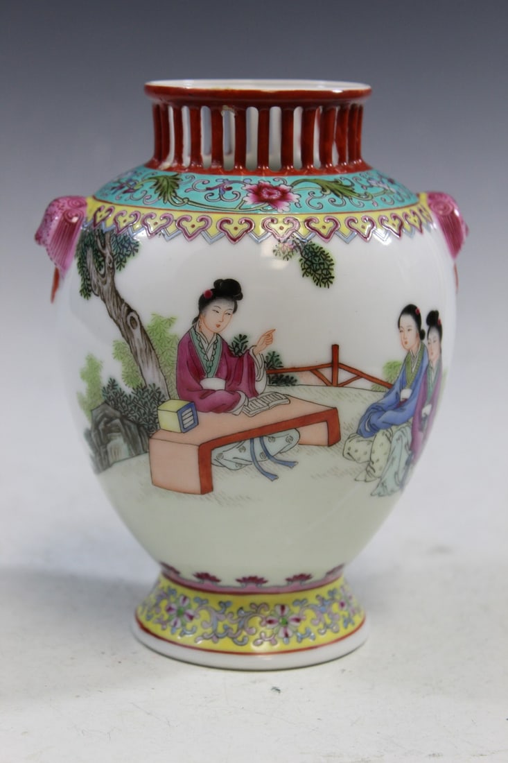 Chinese Famille Rose Porcelain Vase: Chinese Famille Rose Porcelain Vase. H 16 cm.