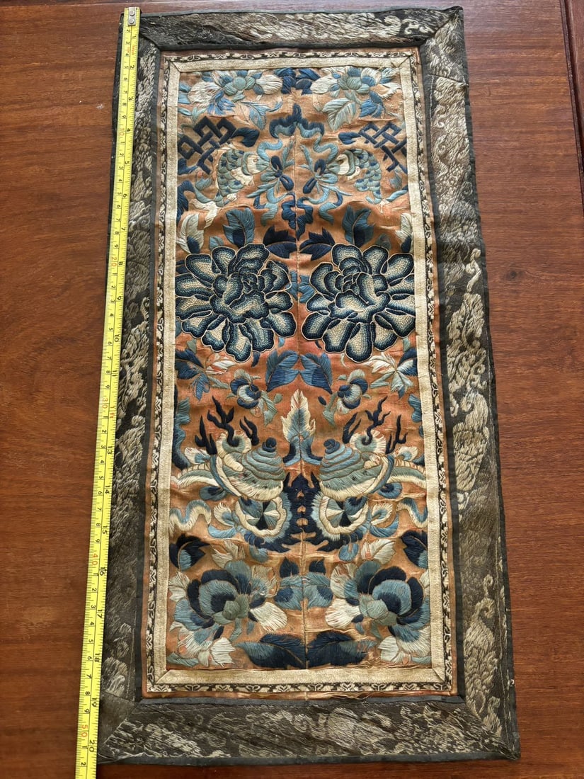 Chinese embroidery piece.: Chinese embroidery piece. Size 52 x 26 cm.