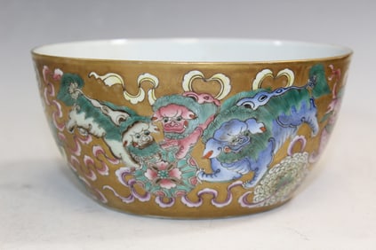Chinese Gilt Glaze Famille Rose Porcelain Bowl with Foo Dogs Decoration