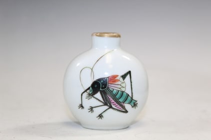 Chinese Famille Rose Porcelain Snuff Bottle