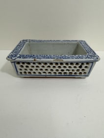 Chinese blue and white porcelain planter