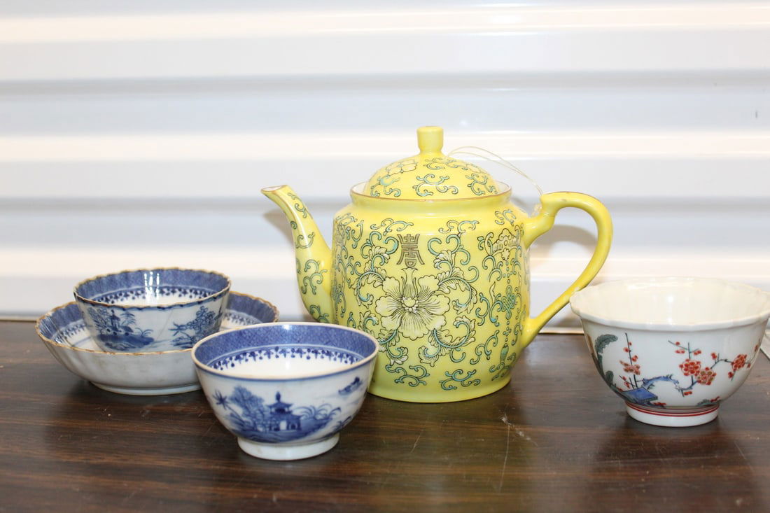 Group of Five Chinese Porcelain Items (1 of 11)