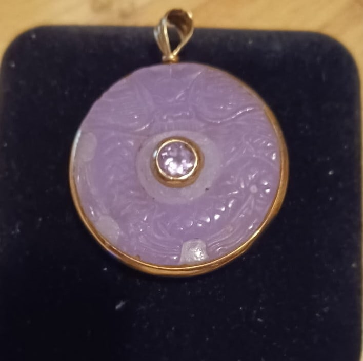 14K Gold Chinese Carved Jade Pendant.: 14K Gold Chinese Carved Jade Pendant. Diam 2.5 cm.