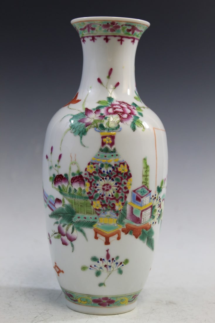 Chinese Famille Rose Porcelain Vase: Chinese Famille Rose Porcelain Vase. H 23 cm