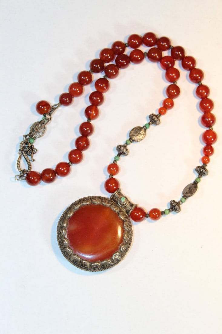 Carnelian necklace with Pendant: Carnelian necklace with Pendant. L 54 cm. Pendant diameter 4.5 cm