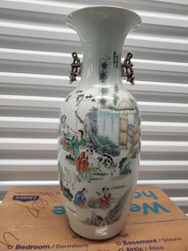 Big Chinese famille rose porcelain vase.