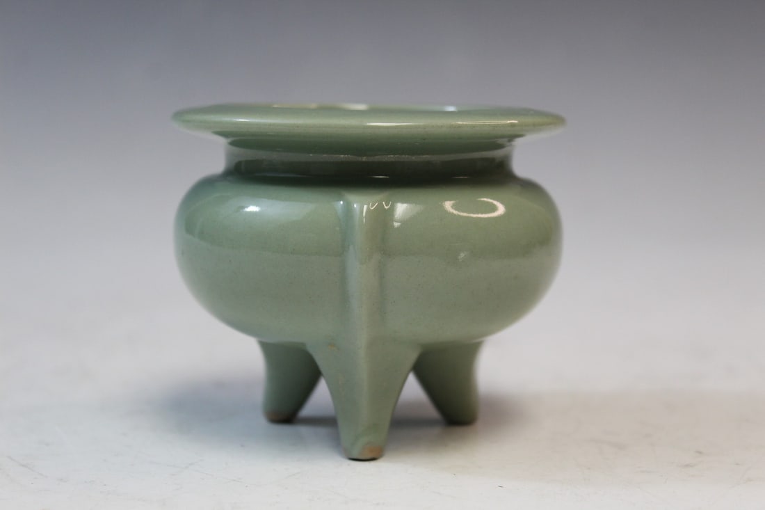 Chinese celadon porcelain incense burner: Chinese celadon porcelain incense burner. Diam 8 cm, H 7 cm.