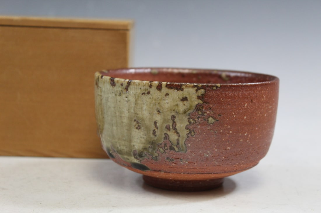 Japanese Shigaraki Ware Tea Bowl by Suketoshi Matsuyama: Japanese Shigaraki Ware Tea Bowl by Suketoshi Matsuyama. Diam 12 cm. H 7 cm.