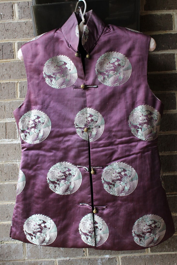 Chinees Brocade Silk Vest.: Chinees Brocade Silk Vest.. 44x70 cm.