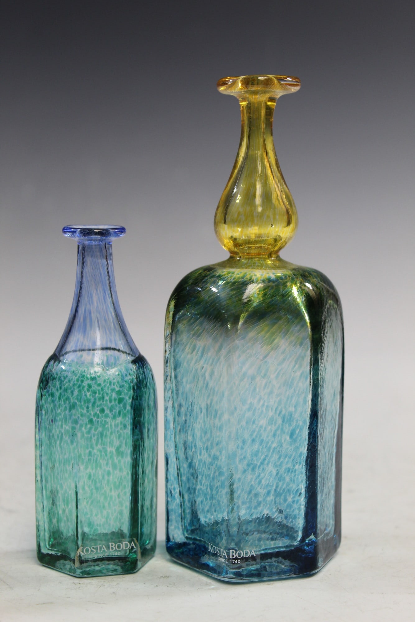Two Kosta Boda Artist Collection Bertil Vallien Glass Bottles: Two Kosta Boda Artist Collection Bertil Vallien Glass Bottles. Taller H 15 cm.
