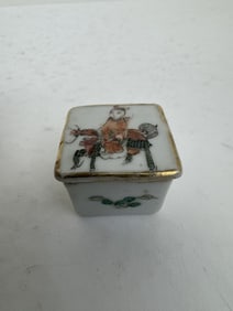 Chinese porcelain pill box