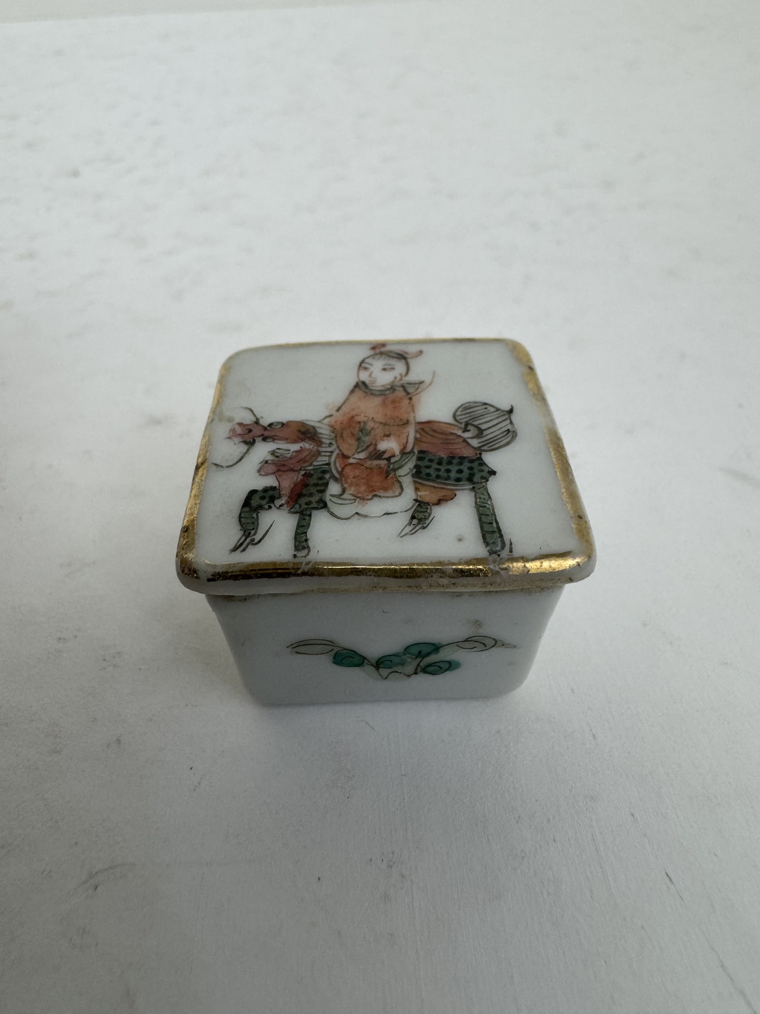 Chinese porcelain pill box: Chinese porcelain pill box. 3cm x 3cm x 2.5cm H