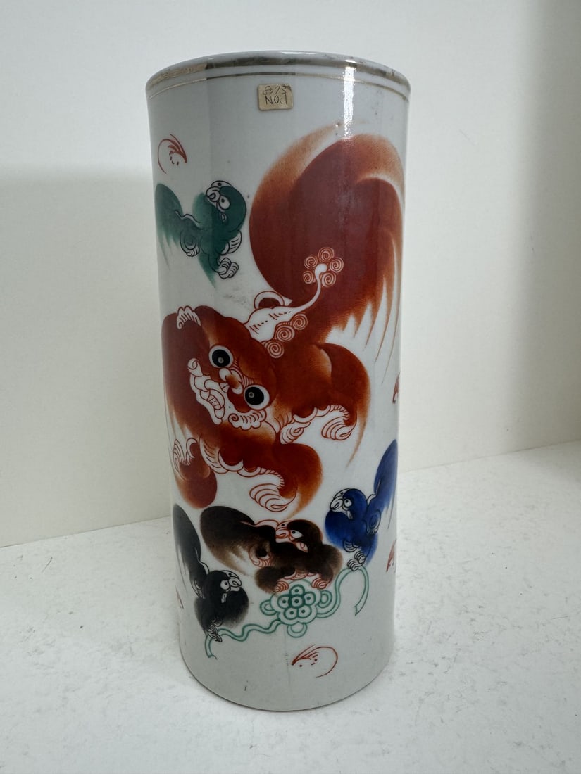 Chinese porcelain foo dog hat vase: Chinese porcelain foo dog hat vase. 29cm H x 12cm D
