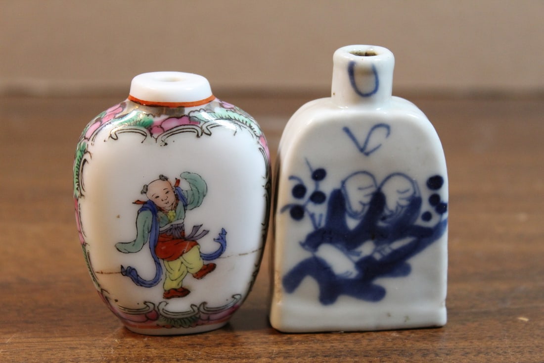 Two Chinese Porcelain Snuff Bottles: Two Chinese Porcelain Snuff Bottles. Taller H 7 cm