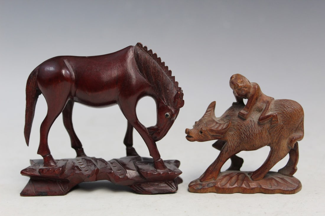 Two Chinese Wood Carvings: Two Chinese Wood Carvings. L 10 and 6.5 cm