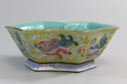 Chinese Famille Rose Porcelain Bowl with Foo Dogs Decorations