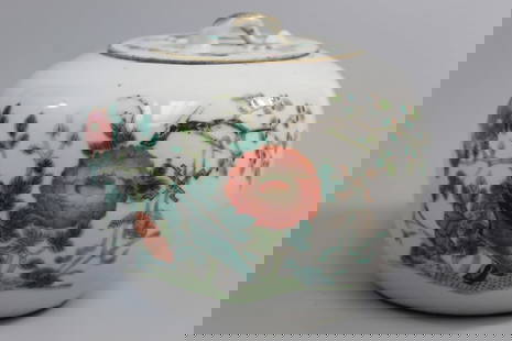 Chinese Famille Rose Porcelain Jar: Chinese Famille Rose Porcelain Jar. Diam 4.75".