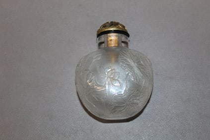 Chinese Peking Glass Imitating Rock Crystal Snuff Bottle