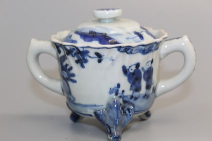 Chinese blue and white porcelain covered cup