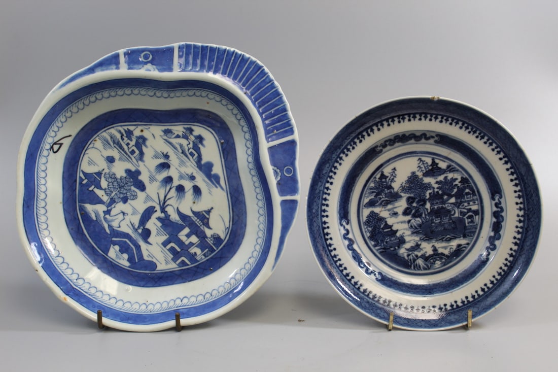 Two Chinese export blue and white porcelain plates (1 of 9)