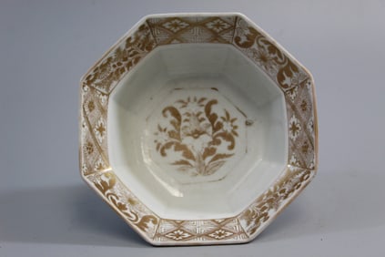 Japanese gold gilt hand painted octagonal porcelain bowl, 19th C.