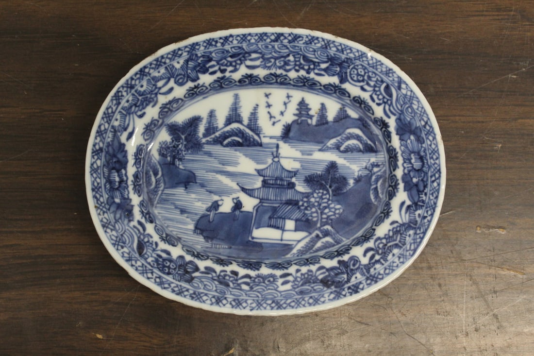 Chinese export blue and white porcelain plate: Chinese export blue and white porcelain plate. Size 6 1/4" x 5".