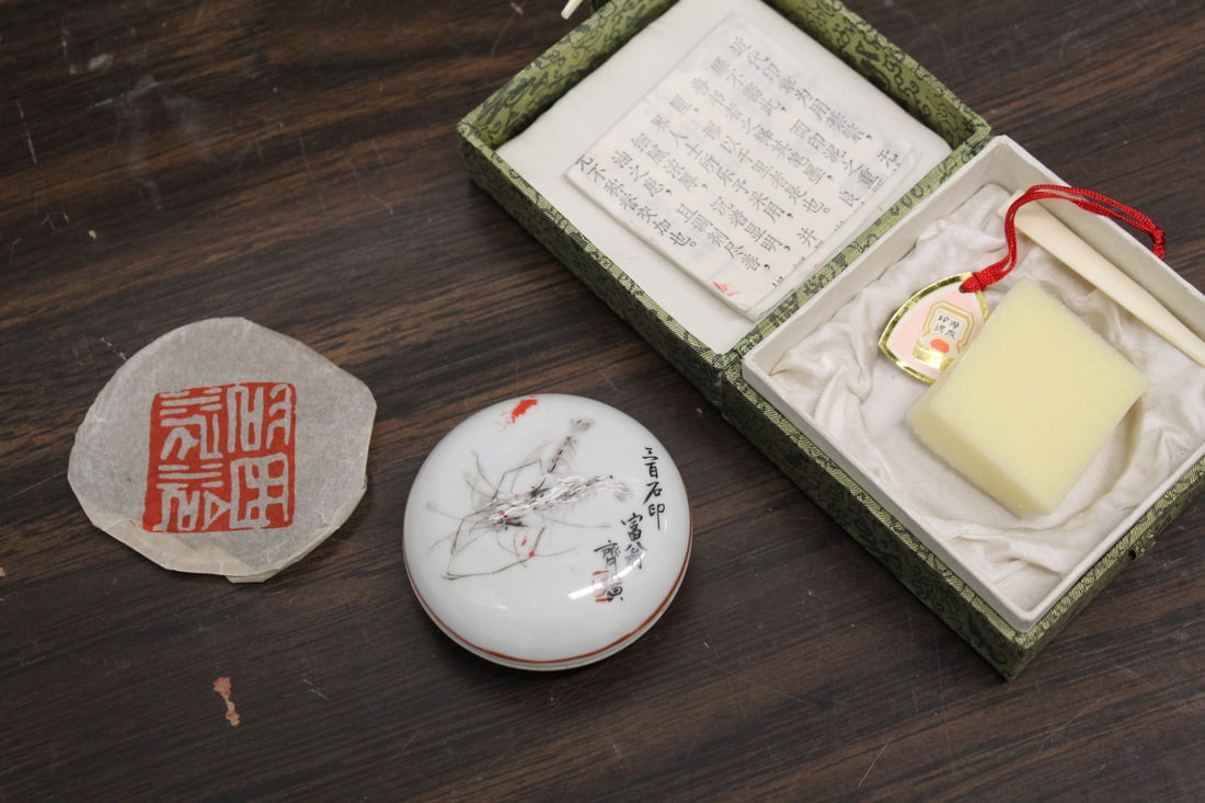 Chinese Famille Rose Porcelain Ink Box: Chinese Famille Rose Porcelain Ink Box. Diam 2.5".