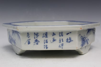 Japanese Blue and White Porcelain Bulb Dish