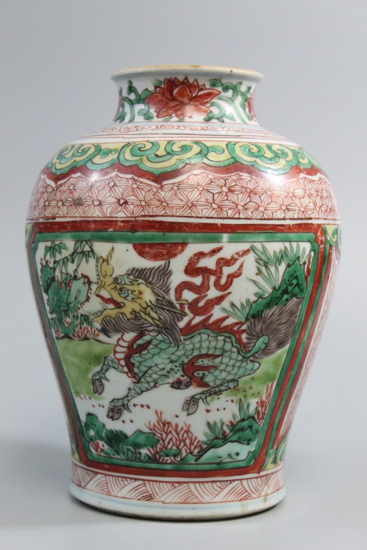Chinese Wucai Porcelain Jar (1 of 9)
