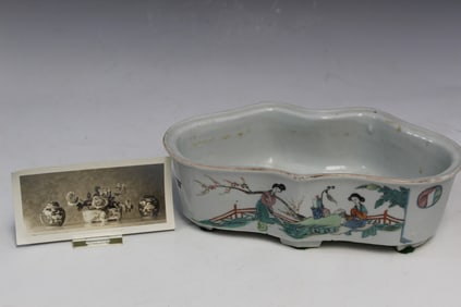 Chinese Famille Rose Porcelain Bulb Dish with an Old Photo