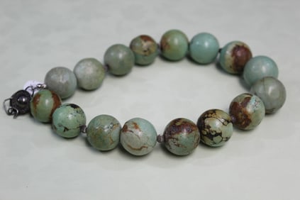 Turquoise bead necklace