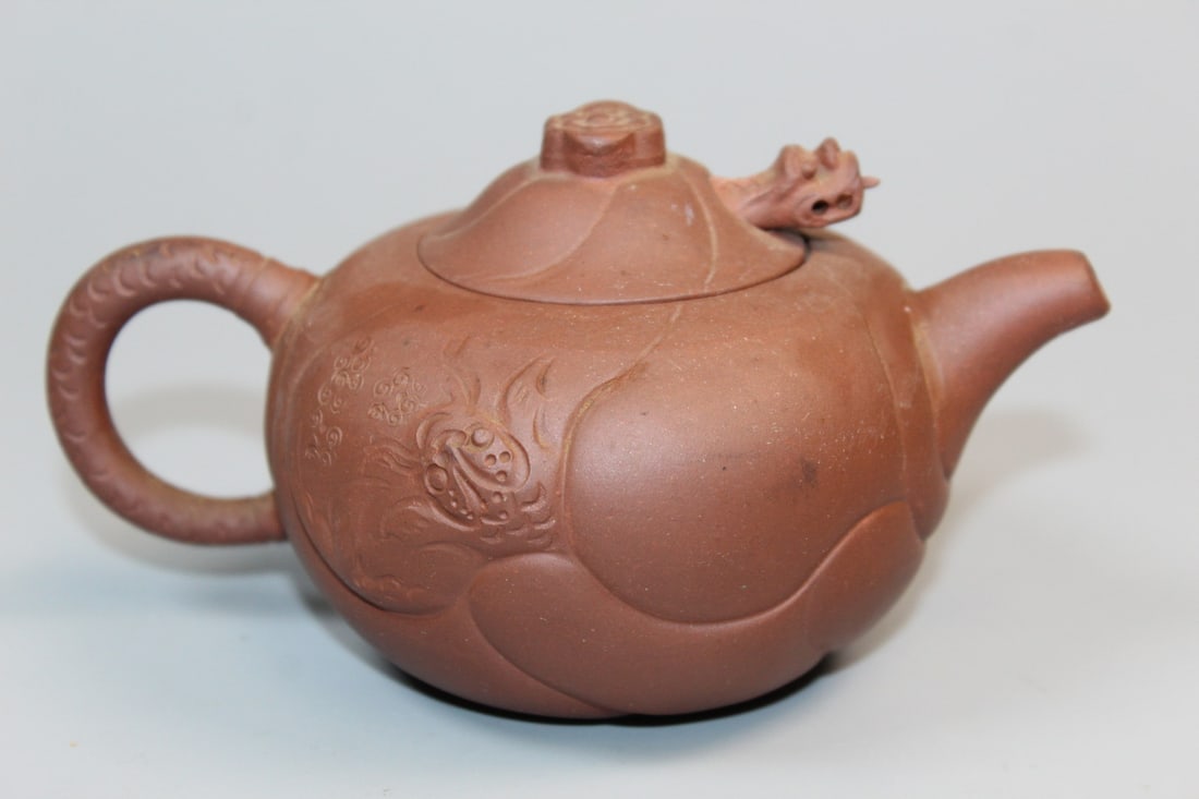 Chinese Yixing Teapot: Chinese Yixing Teapot. L 5".