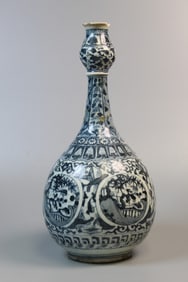 A garlic mouth blue and white porcelain vase, Europe, 19th C