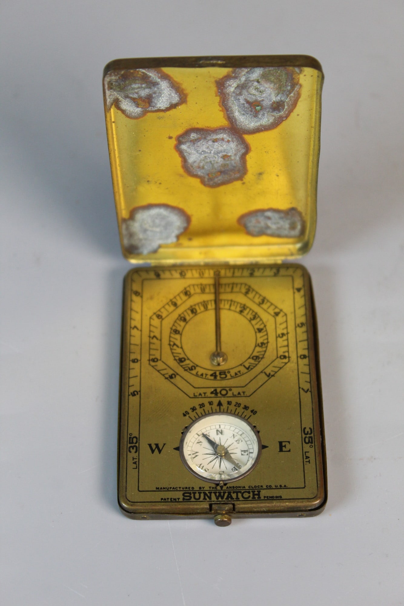 Ansonia Antique 1921 Sunwatch Brass Pocket Sun Dial & Compass: Ansonia Antique 1921 Sunwatch Brass Pocket Sun Dial & Compass. 3x2x0.25".