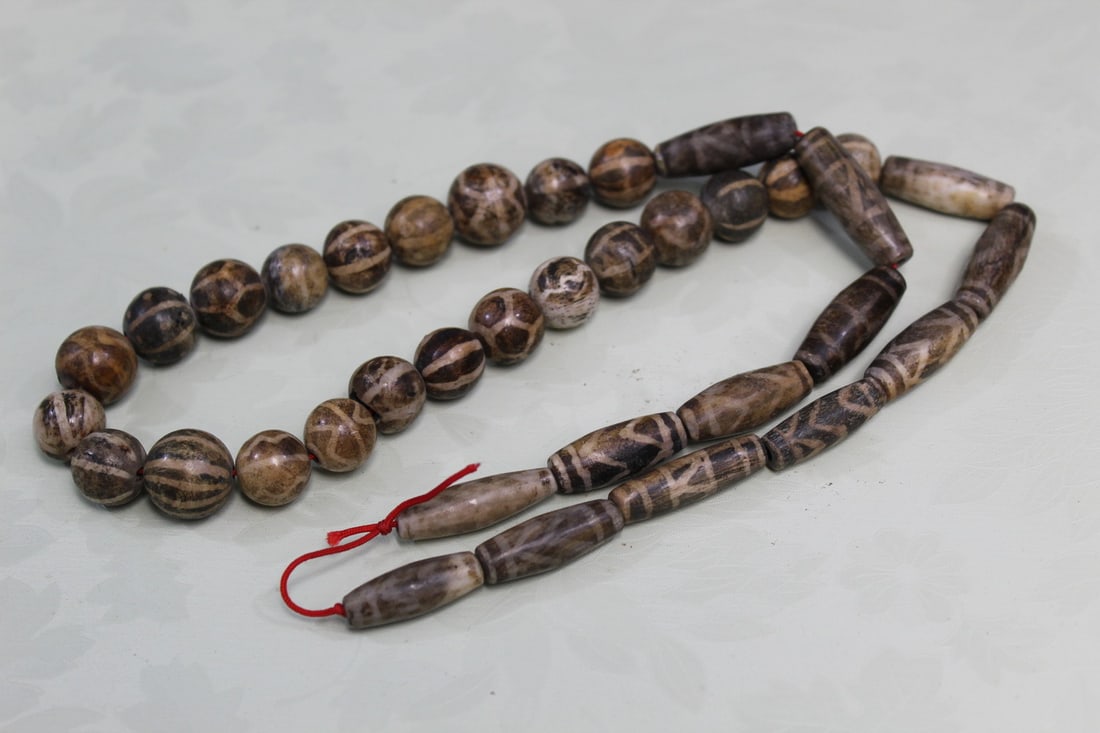 Stone Beads Necklace: Stone Beads Necklace. L 27.5". Bead L 1".