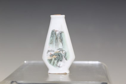 Chinese Hand Painted Porcelain Snuff Bottle