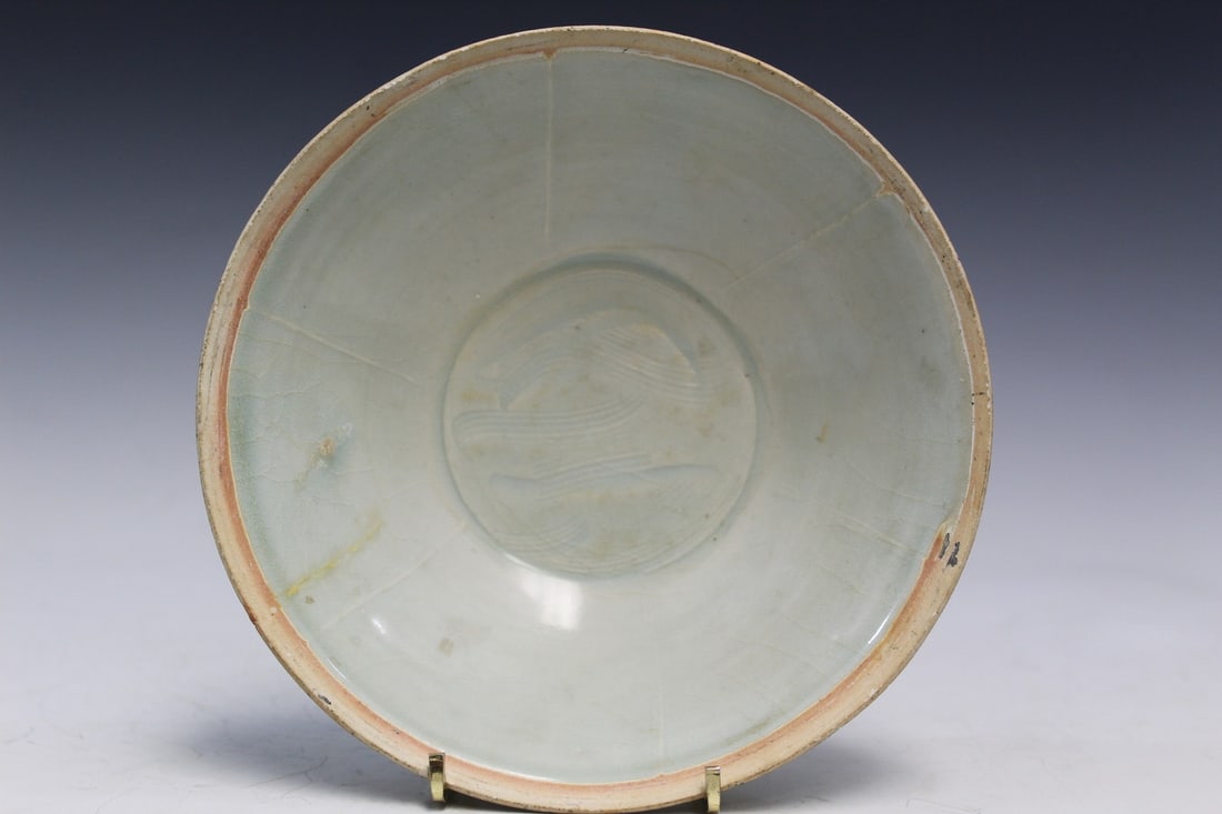 Chinese Celadon Bowl.: Chinese Celadon Bowl. Song Dynasty. Diam 7".
