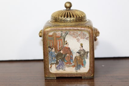 Japanese Satsuma Incense Box, By Suizan, Meiji era.