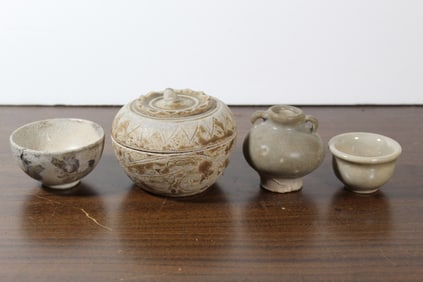 Chinese porcelain box, cups and jarlet