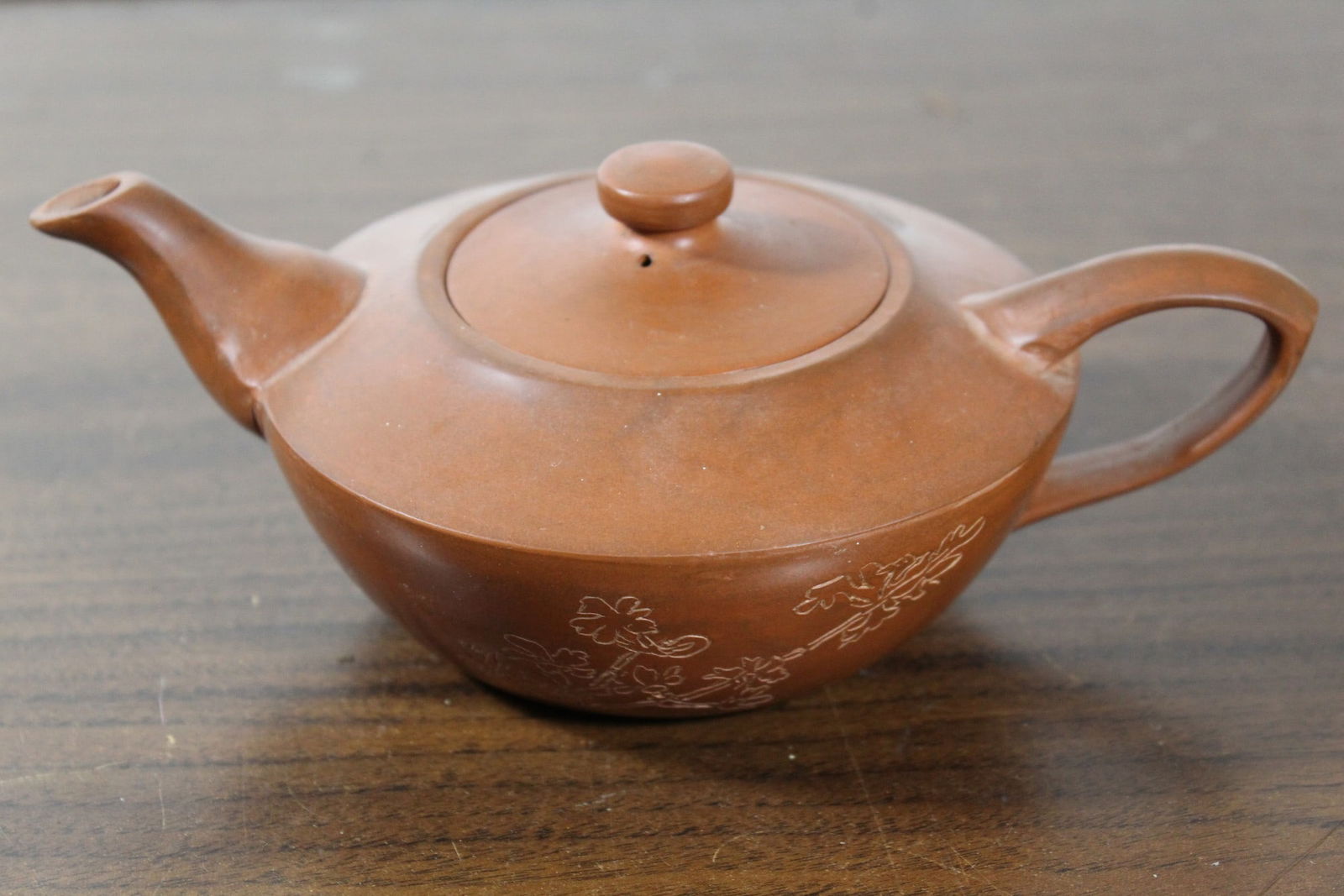 Chinese pottery teapot: Chinese pottery teapot. H 2.5". L 8".