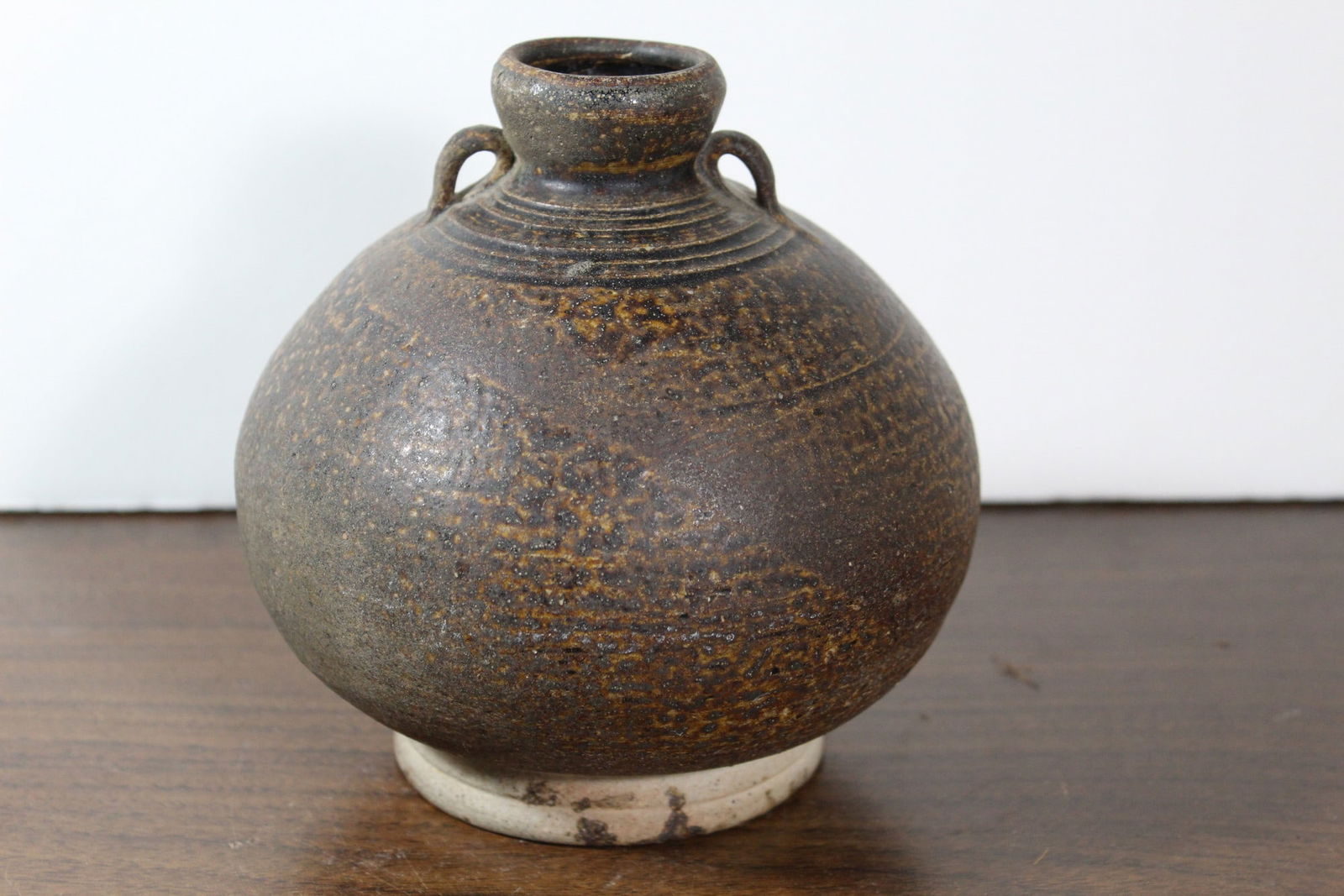 Thai Sawankhalok pottery jar: Thai Sawankhalok pottery jar. H 6". Diam 5.25"