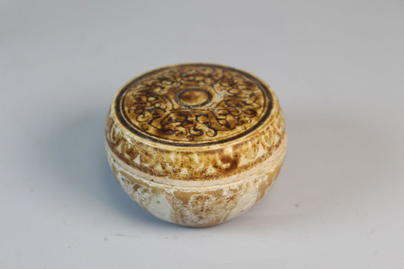 Sawankhalok Pottery Box: Sawankhalok Pottery Box. Diam 2.25". H 1.5'.